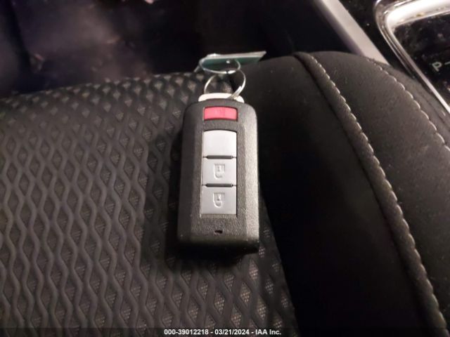 JA4AZ3A33JZ043078 Mitsubishi Outlander Se