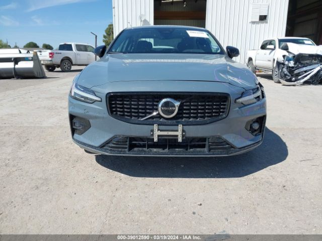 7JRL12FK9RG300057 Volvo S60 B5 Core Dark Theme