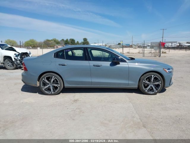 7JRL12FK9RG300057 Volvo S60 B5 Core Dark Theme