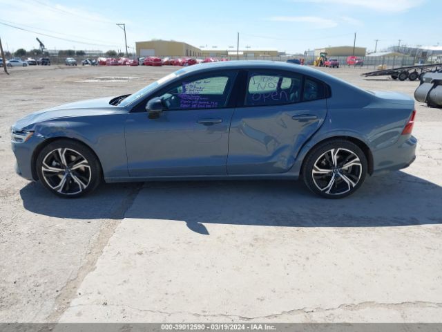7JRL12FK9RG300057 Volvo S60 B5 Core Dark Theme