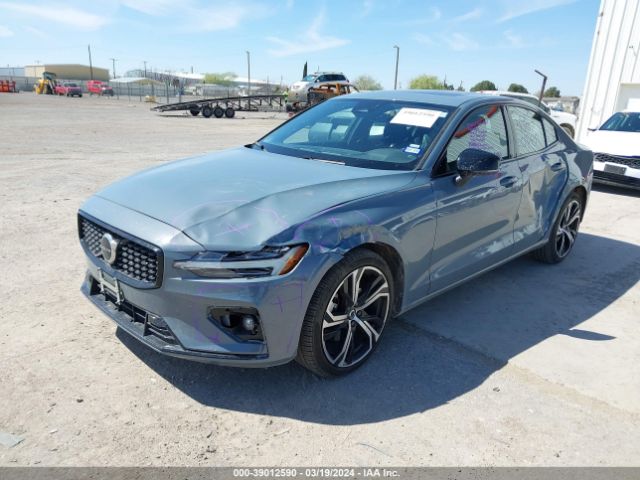 7JRL12FK9RG300057 Volvo S60 B5 Core Dark Theme