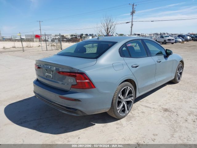 7JRL12FK9RG300057 Volvo S60 B5 Core Dark Theme