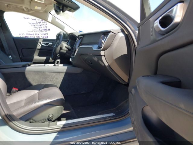 7JRL12FK9RG300057 Volvo S60 B5 Core Dark Theme
