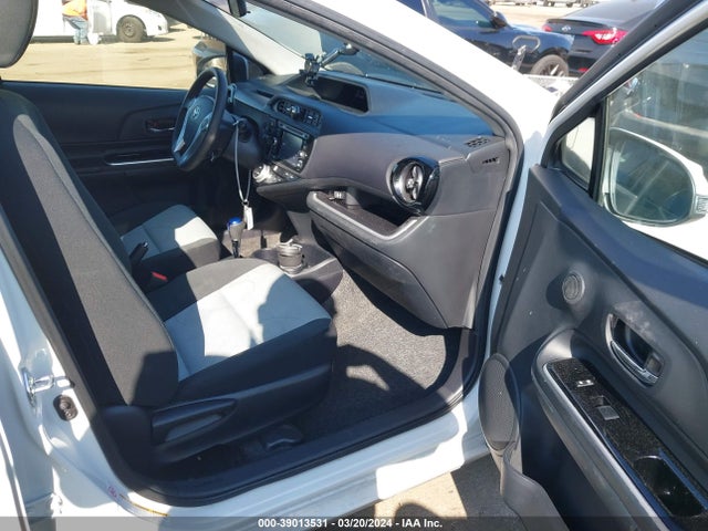 Toyota Prius C Three 2015 JTDKDTB37F1579187 Image 5