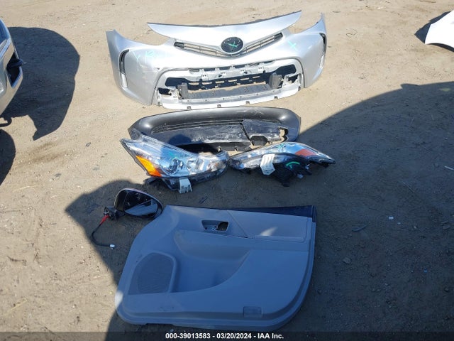Toyota Prius V Three 2016 JTDZN3EU4GJ045128 Image 12