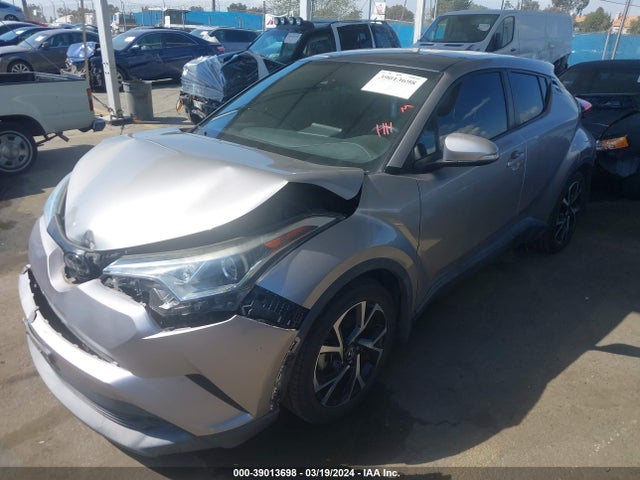 Toyota C-HR XLE 2018 NMTKHMBX0JR025867 Image 2