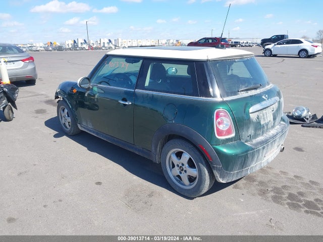 2011 MINI COOPER WMWSU3C54BT184198 Photo 2