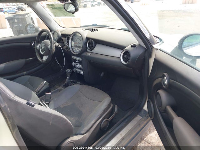 2010 MINI COOPER WMWMF3C55ATZ66110 Photo 4