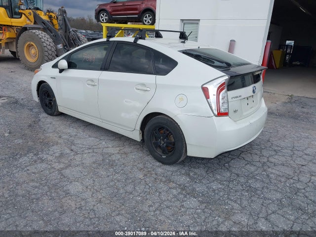 Toyota Prius Two 2015 JTDKN3DU3F1869719 Image 3