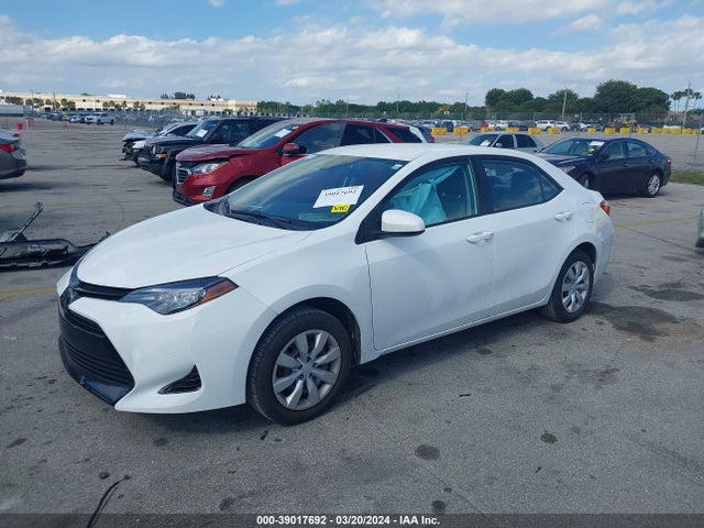 Toyota COROLLA LE 2018 2T1BURHE3JC059987 Image 2