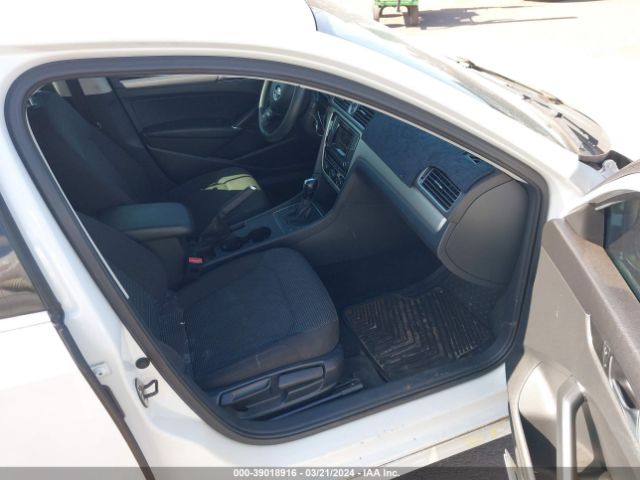 1VWAT7A39GC035753 Volkswagen Passat 1.8t S