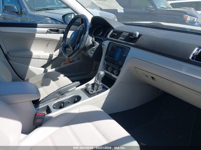 1VWLA7A30KC013888 Volkswagen Passat 2.0t Wolfsburg Edition