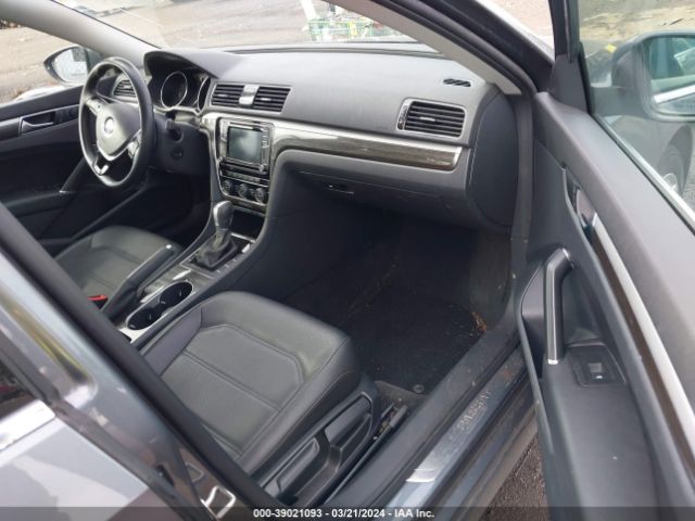 1VWBA7A33JC050458 Volkswagen Passat 2.0t Se