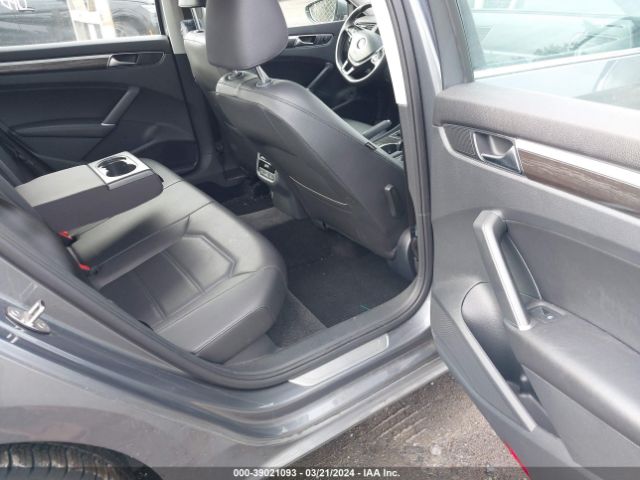 1VWBA7A33JC050458 Volkswagen Passat 2.0t Se