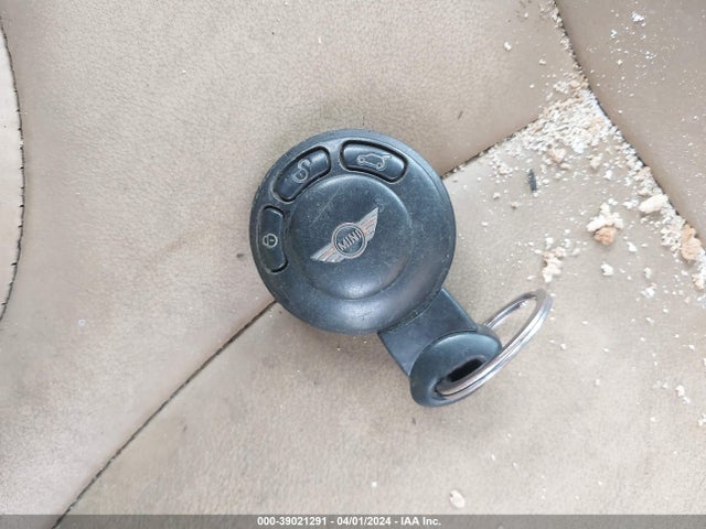 2010 MINI COOPER S WMWMF7C52ATX43739 Photo 10