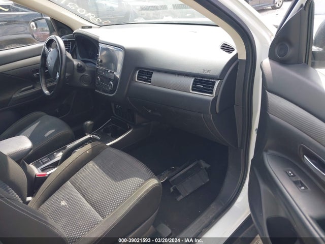 JA4AD3A33HZ023325 Mitsubishi Outlander Se