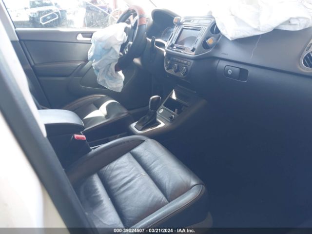 WVGTV7AX8HK027896 Volkswagen Tiguan 2.0t Sport