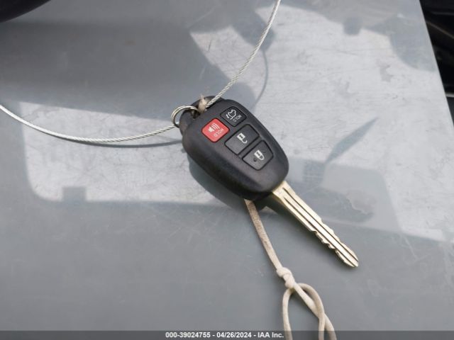 JTMWFREV5GJ070227 Toyota Rav4 Xle