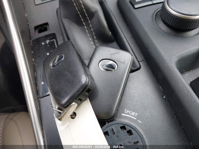 Lexus IS 300 2019 JTHC81D22K5035456 Image 11