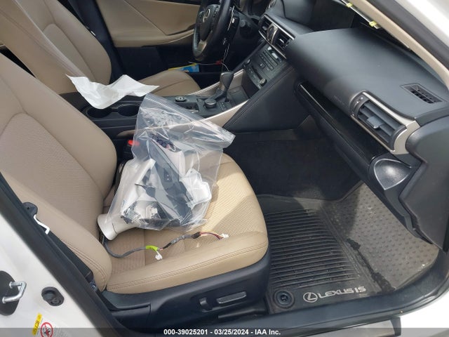 Lexus IS 300 2019 JTHC81D22K5035456 Image 5