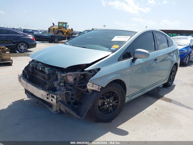 Toyota Prius Two 2014 JTDKN3DU5E1824621 Image 2