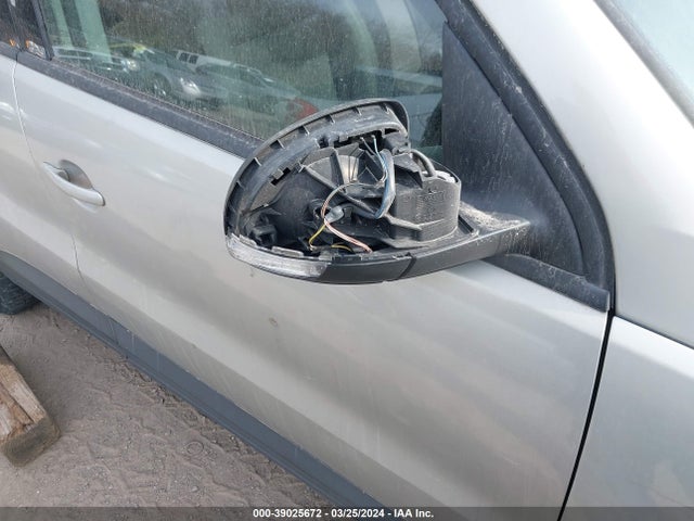 WVGAV7AX7FW594842 Volkswagen TIGUAN S