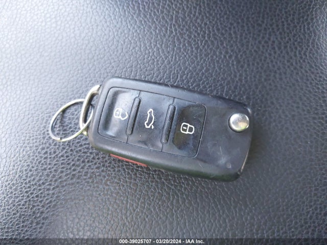 3VWDB7AJ0JM227390 Volkswagen Jetta 1.4t Se/1.4t Wolfsburg Edition