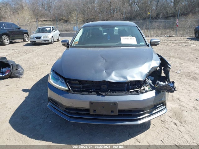 3VWDB7AJ0JM227390 Volkswagen Jetta 1.4t Se/1.4t Wolfsburg Edition