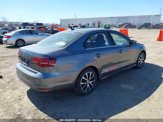 3VWDB7AJ0JM227390 Volkswagen Jetta 1.4t Se/1.4t Wolfsburg Edition