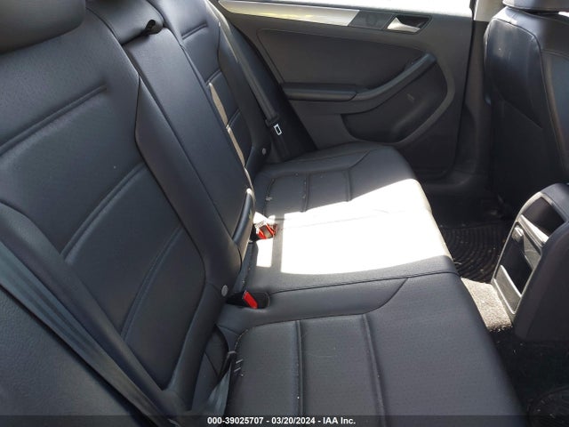 3VWDB7AJ0JM227390 Volkswagen Jetta 1.4t Se/1.4t Wolfsburg Edition