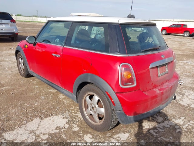 2007 MINI COOPER WMWMF33597TL77361 Photo 2