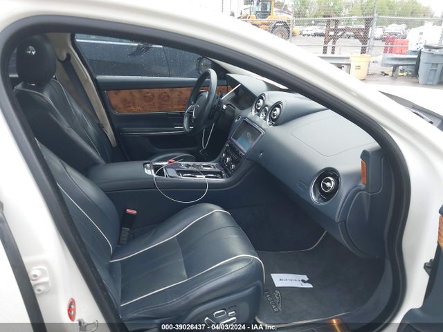 2011 JAGUAR XJ SAJWA2GB5BLV01639 Photo 4