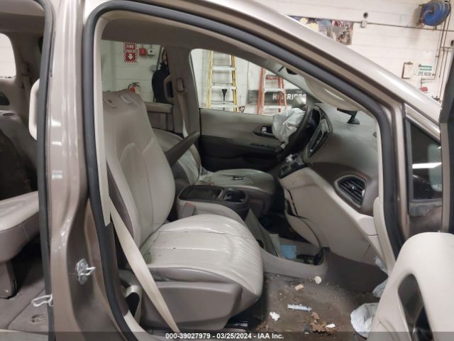 2C4RC1BG0HR560746 Chrysler Pacifica Touring-l