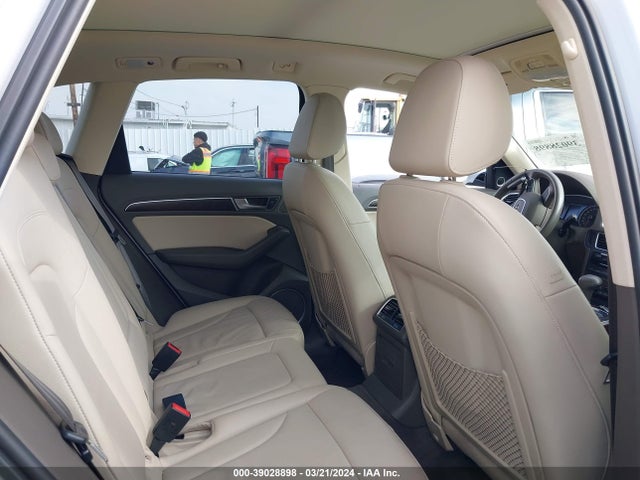 Audi Q5 2.0t Premium 2016 WA1L2AFP4GA064574 Image 8