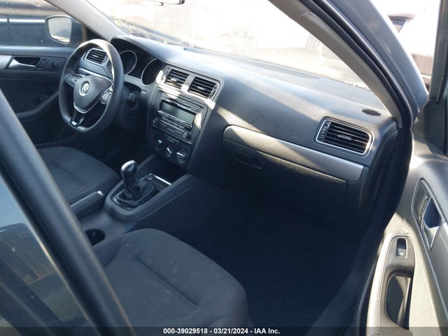 3VWD17AJXFM301313 Volkswagen Jetta 1.8t Se