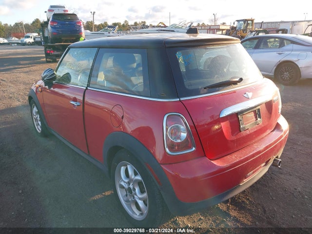 2011 MINI COOPER WMWSU3C54BTX97373 Photo 2