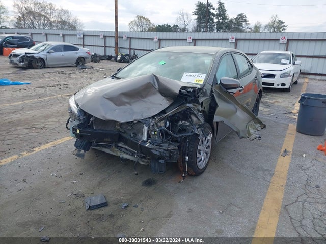 Toyota COROLLA LE 2018 5YFBURHE8JP762520 Image 2