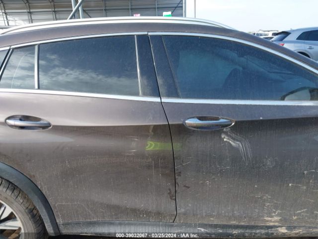 SJKCH5CR8HA022795 Infiniti Qx30 Premium