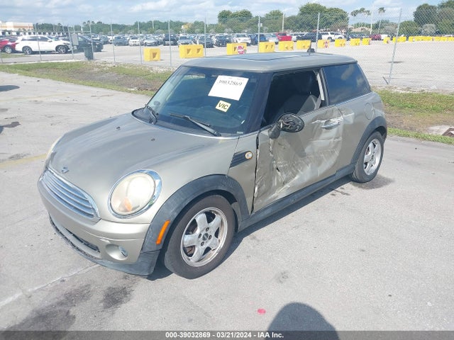 2010 MINI COOPER WMWMF3C57ATZ24554 Photo 1
