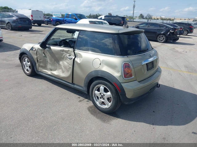 2010 MINI COOPER WMWMF3C57ATZ24554 Photo 2