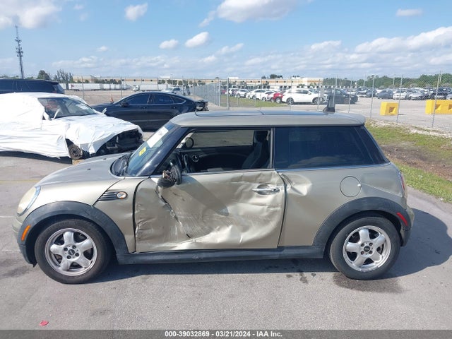2010 MINI COOPER WMWMF3C57ATZ24554 Photo 5