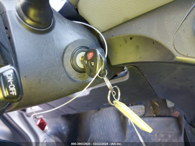 VNKKTUD32JA095711 Toyota YARIS LE
