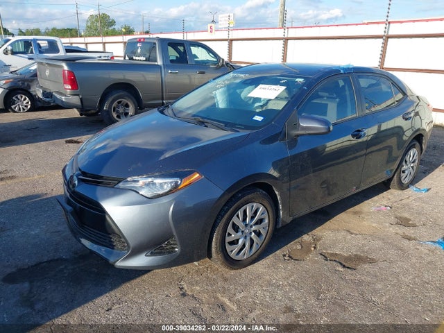 Toyota COROLLA LE 2018 5YFBURHE5JP833317 Image 2