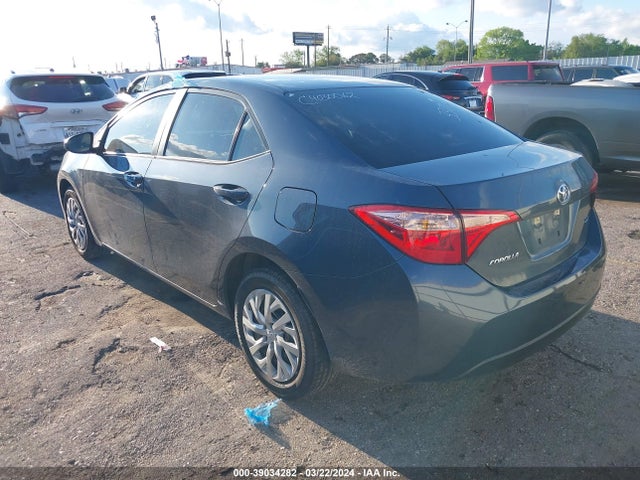 Toyota COROLLA LE 2018 5YFBURHE5JP833317 Image 3