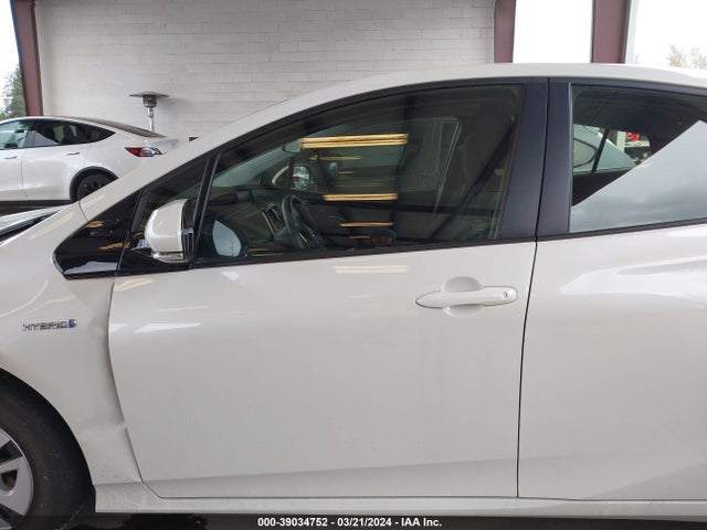 Toyota Prius Two 2018 JTDKBRFU5J3059157 Image 13