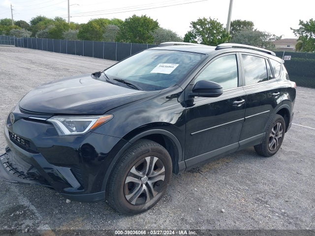 Toyota RAV4 LE 2018 2T3BFREV7JW835347 Image 2