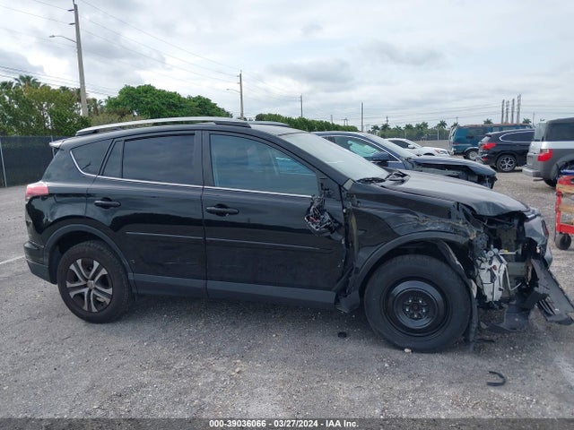 Toyota RAV4 LE 2018 2T3BFREV7JW835347 Image 6