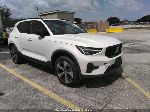 Volvo Xc40 B4 Ultimate Dark Theme 2023 YV4K92HM2P2045678 Image 1