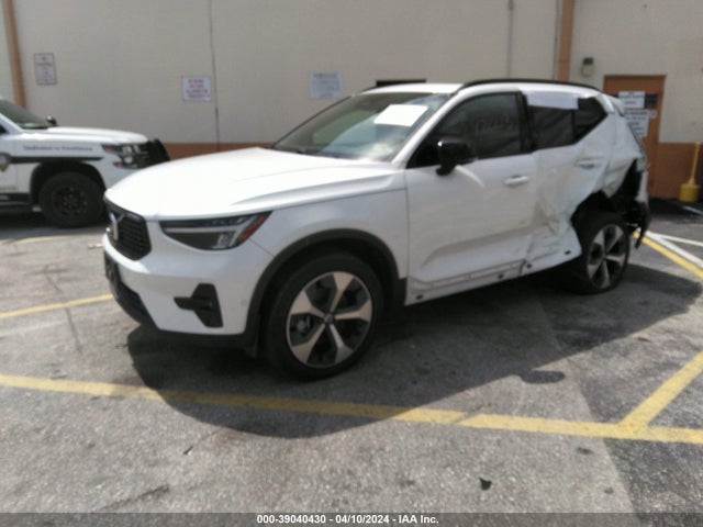 Volvo Xc40 B4 Ultimate Dark Theme 2023 YV4K92HM2P2045678 Image 2