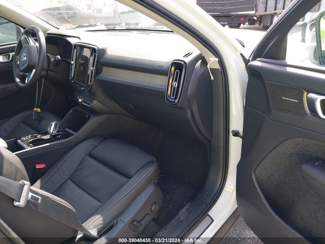 Volvo Xc40 B4 Ultimate Dark Theme 2023 YV4K92HM2P2045678 Image 5